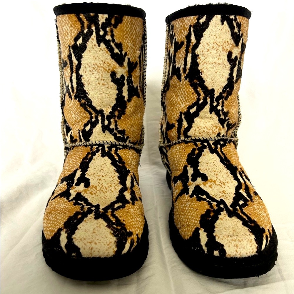UGG Australia Size 8 Reptile Calf Hair Classic Short Sheepskin Boots Beige Black